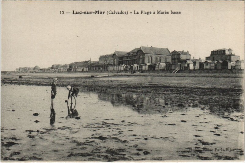 Carte postale ancienne Luc-sur-Mer La Plage a Maree Basse à Luc-sur-Mer