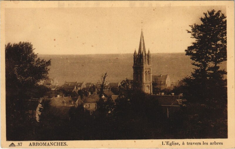 Carte postale ancienne Arromanches L'Eglise a Travers les Arbres