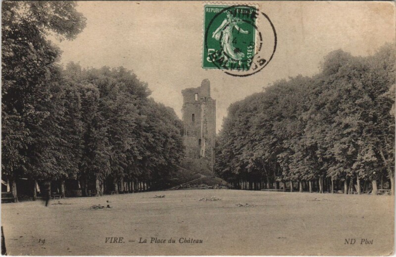 Carte postale ancienne Vire La Place du Chateau