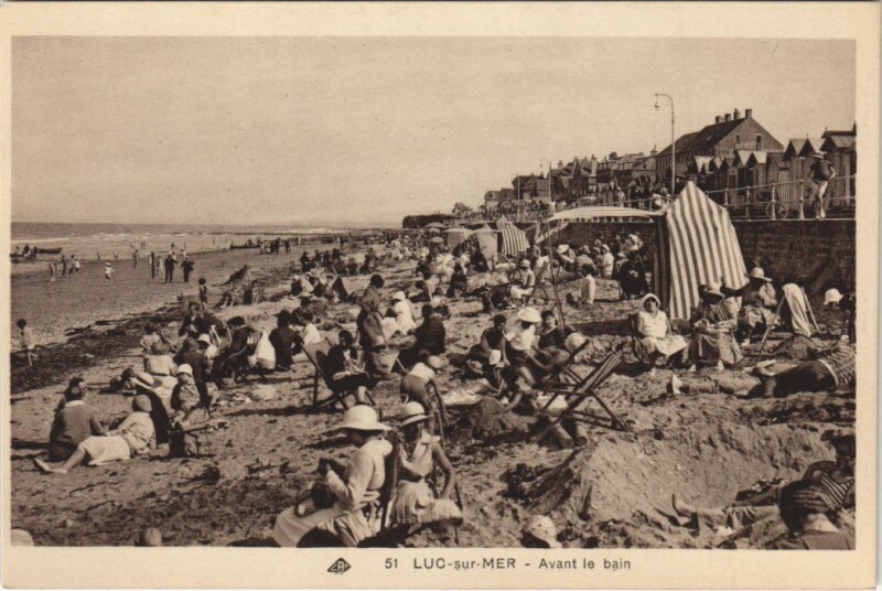 Carte postale ancienne Luc-sur-Mer Avant le Bain à Luc-sur-Mer