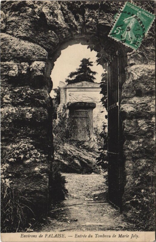 Carte postale ancienne Falaise Environs - Entree du Tombeau de Marie Joly à Falaise