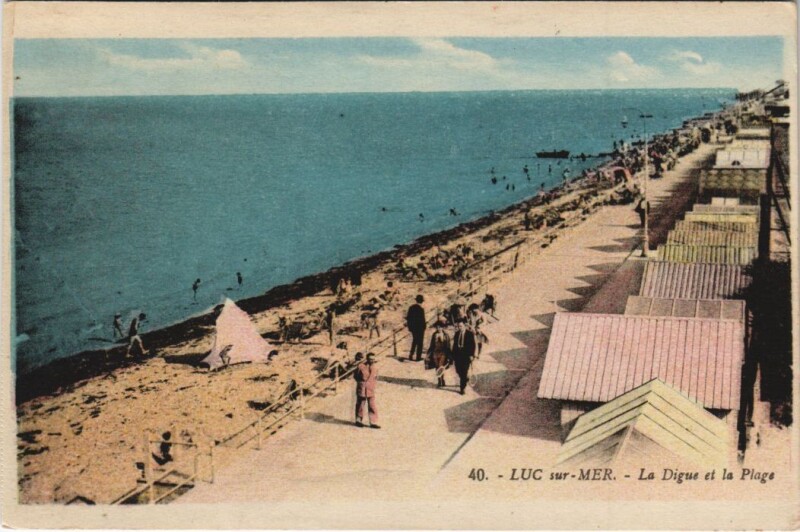 Carte postale ancienne Luc-sur-Mer La Digue et la Plage à Luc-sur-Mer