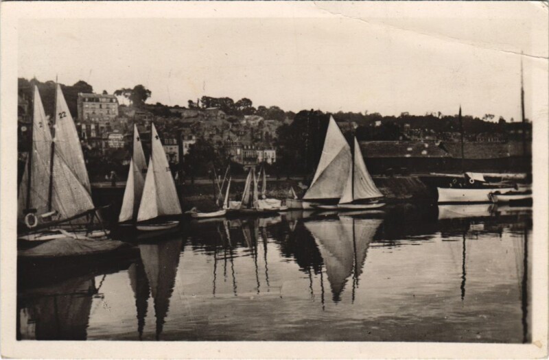 Carte postale ancienne Deauville Le Bassin des Yachts à Deauville