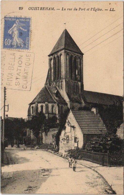 Carte postale ancienne Ouistreham La Rue du Port et l'Eglise à Ouistreham