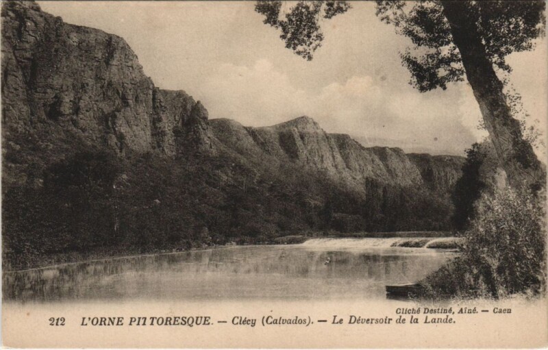 Carte postale ancienne Clecy Le Deversoir de la Lande