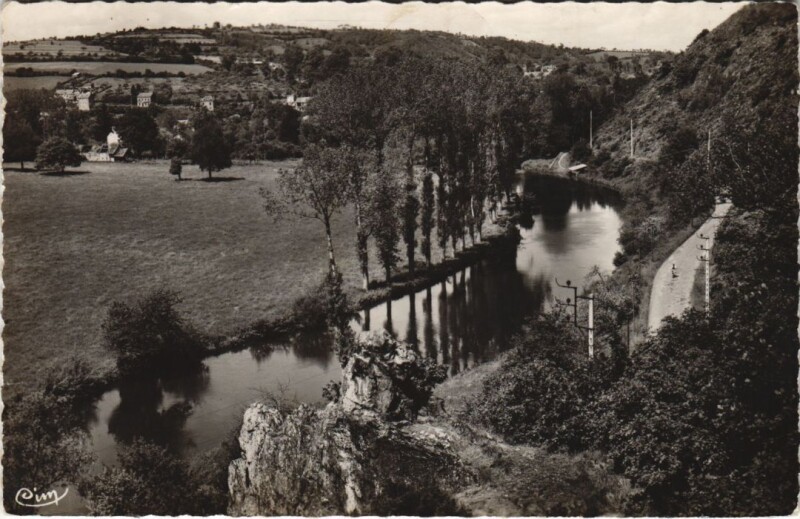 Carte postale ancienne Pont-d'Ouilly L'Orne et la Roche du Lion à Pont-d'Ouilly