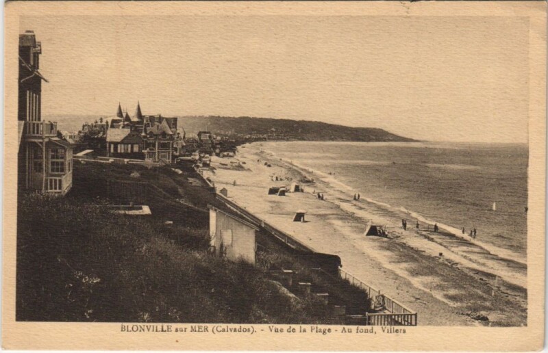 Carte postale ancienne Blonville-sur-Mer Vue de la Plage - Au Fond Villers à Blonville-sur-Mer