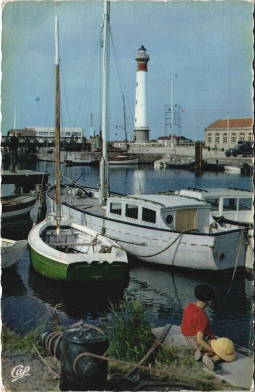 Carte postale ancienne Ouistreham Riva-Bella - Le Port et le Phare à Ouistreham