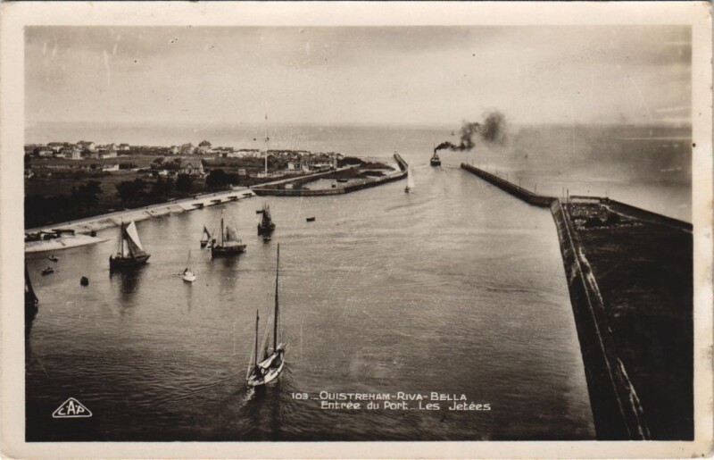 Carte postale ancienne Ouistreham Riva-Bella - Entree du Port - Les Jetees à Ouistreham