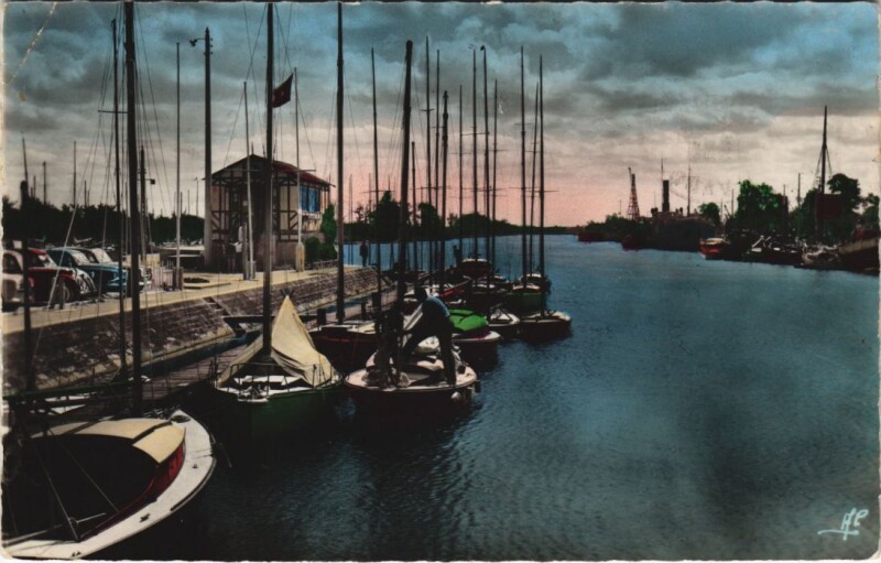 Carte postale ancienne Ouistreham Riva-Bella - Le Canal - Le Coin des Yachts à Ouistreham