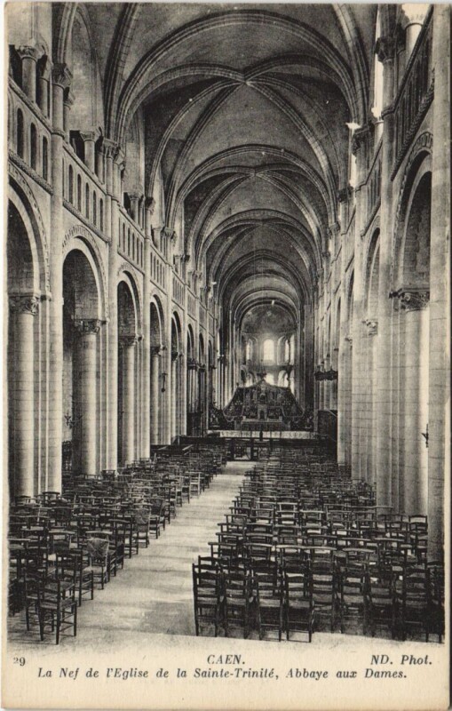 Carte postale ancienne Caen La Nef de l'Eglise de la Sainte-Trinite