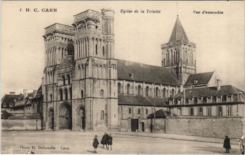 Carte postale ancienne Caen Eglise de la Trinite - Vue d'Ensemble