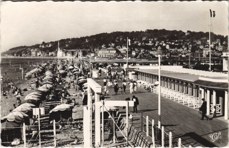 Carte postale ancienne Deauville Vue d'Ensemble sur la Plage et la Ville à Deauville