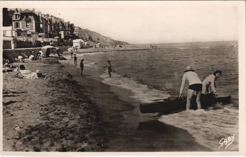 Carte postale ancienne Villers-sur-Mer Un Coin de la Plage et le Grand Hotel à Villers-sur-Mer