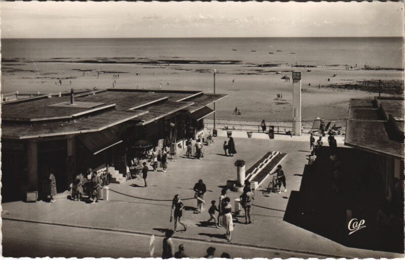 Carte postale ancienne Luc-sur-Mer Descente de la Plage et l'Horloge à Luc-sur-Mer