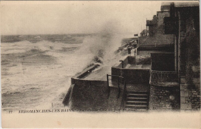 Carte postale ancienne Arromanches La Grande Cale un Jour de Tempete