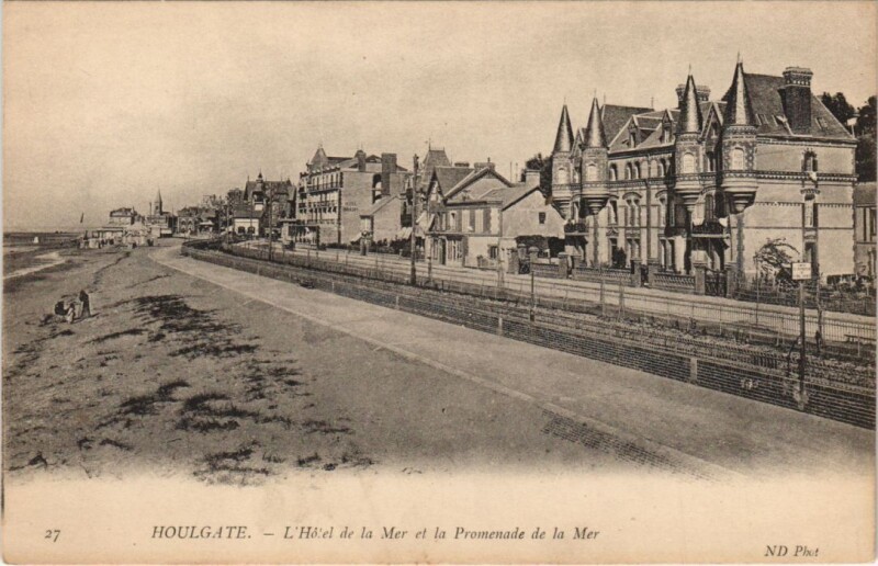 Carte postale ancienne Houlgate L'Hotel de la Mer et la Promenade de la Mer à Houlgate