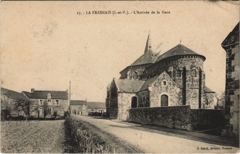 Carte postale ancienne La Fresnais L'Arrivee de la Gare à La Fresnais