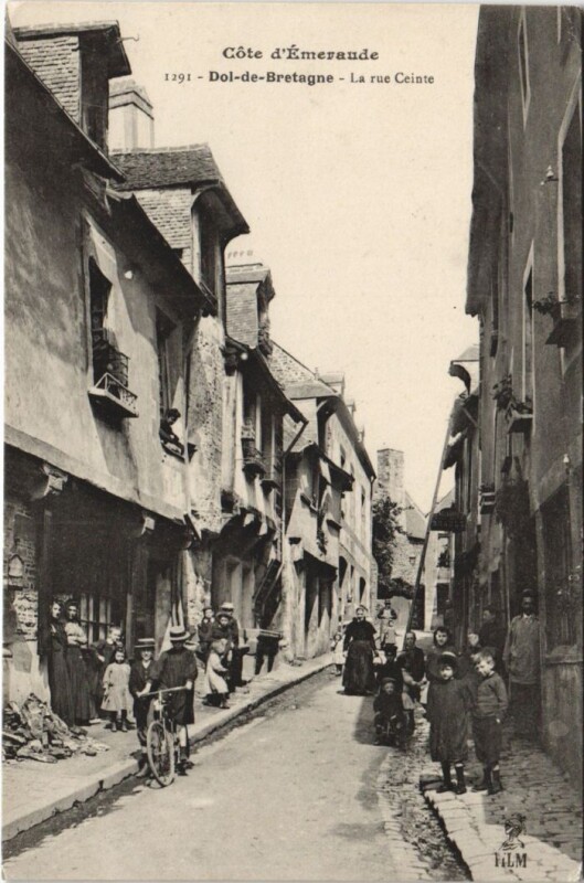 Carte postale ancienne Dol-de-Bretagne La Rue Ceinte à Dol-de-Bretagne