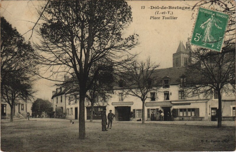 Carte postale ancienne Dol-de-Bretagne Place Toullier à Dol-de-Bretagne