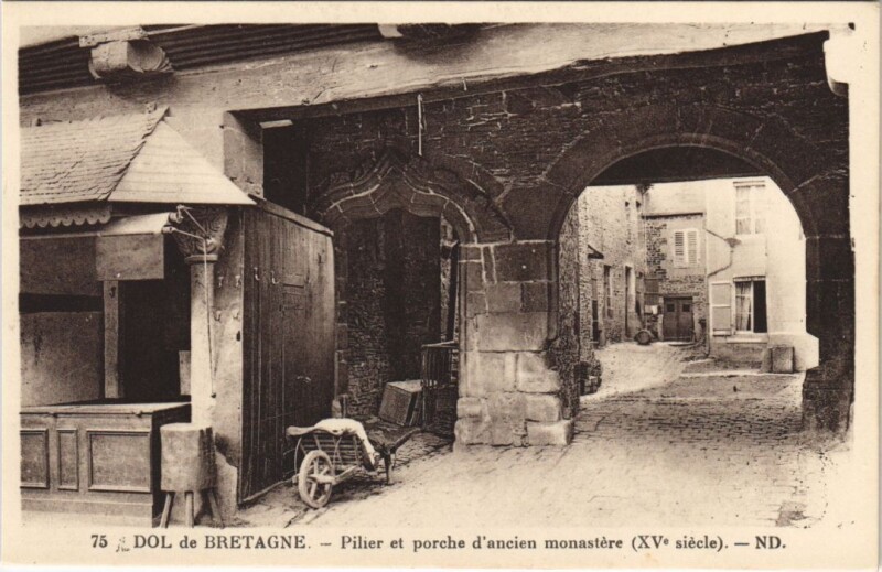 Carte postale ancienne Dol-de-Bretagne Pilier et Porche d'Ancien Monastere à Dol-de-Bretagne