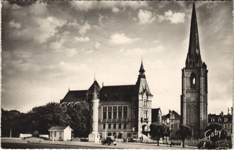 Carte postale ancienne Redon L'Eglise - L'Hotel de Ville et la Tour Isolee à Redon