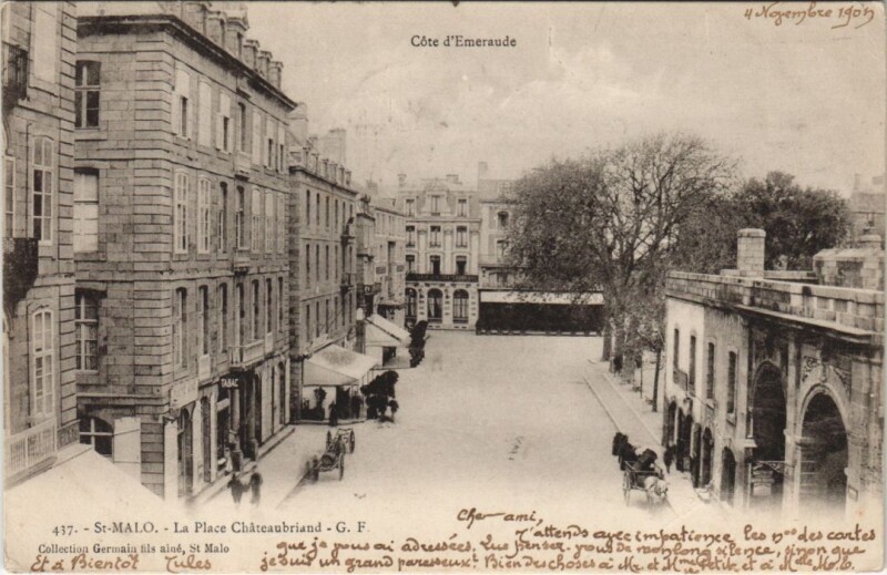 Carte postale ancienne Saint-Malo La Place Chateaubriand à Saint-Malo