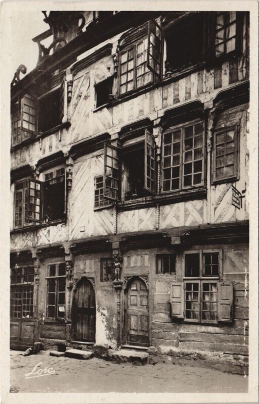 Carte postale ancienne Rennes Ancienne Maison des Chapelains de la Cathedrale à Rennes