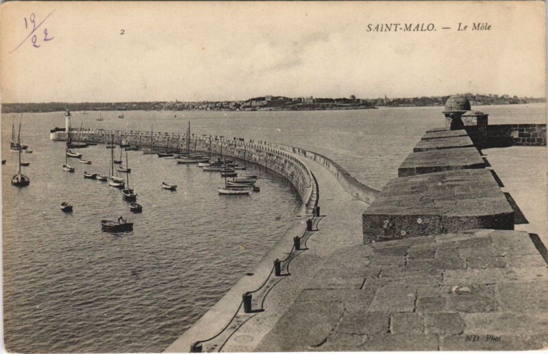 Carte postale ancienne Saint-Malo Le Mole à Saint-Malo