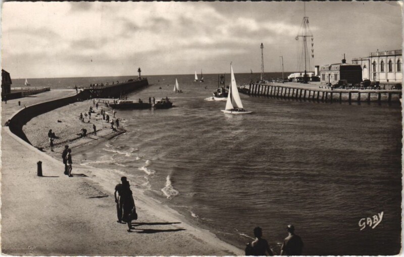 Carte postale ancienne Trouville Les Jetees
