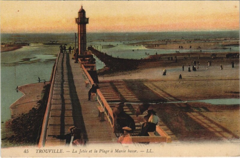 Carte postale ancienne Trouville La Jetee et la Plage a Maree basse