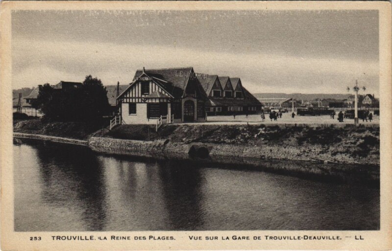 Carte postale ancienne Trouville vue sur la gare de Toruville-Deauville à Deauville