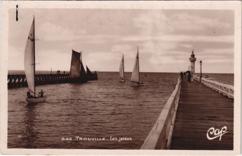 Carte postale ancienne Trouville Les Jetees