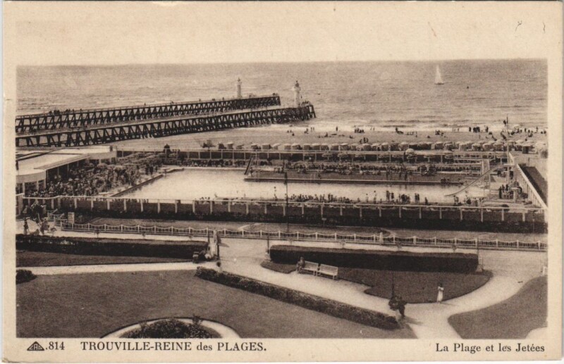 Carte postale ancienne Trouville La Plage et les Jetees
