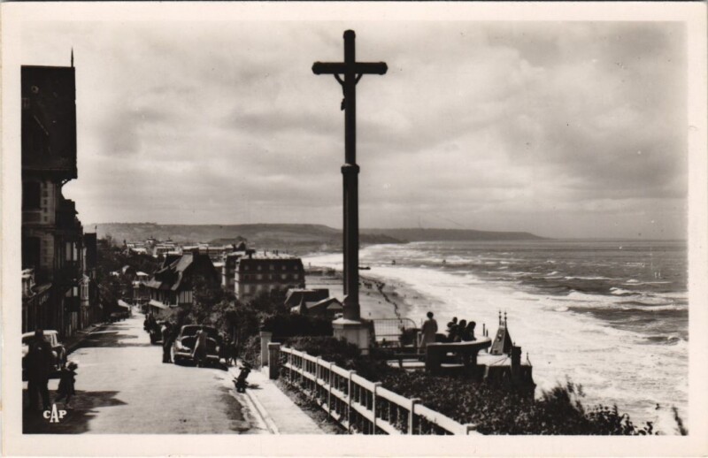 Carte postale ancienne Trouville Le Calvaire