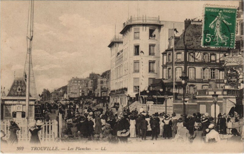 Carte postale ancienne Trouville Les Planches