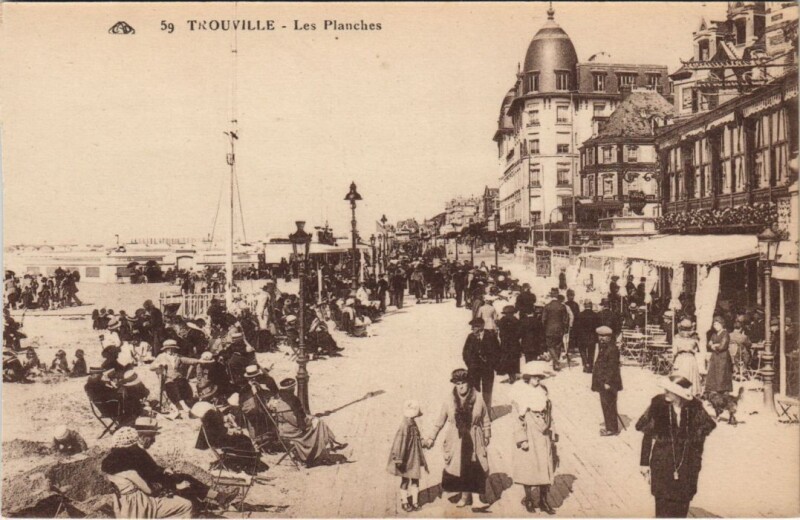 Carte postale ancienne Trouville Les Planches
