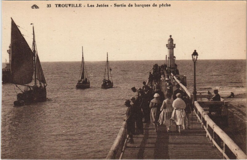 Carte postale ancienne Trouville Sortie de barques de peche