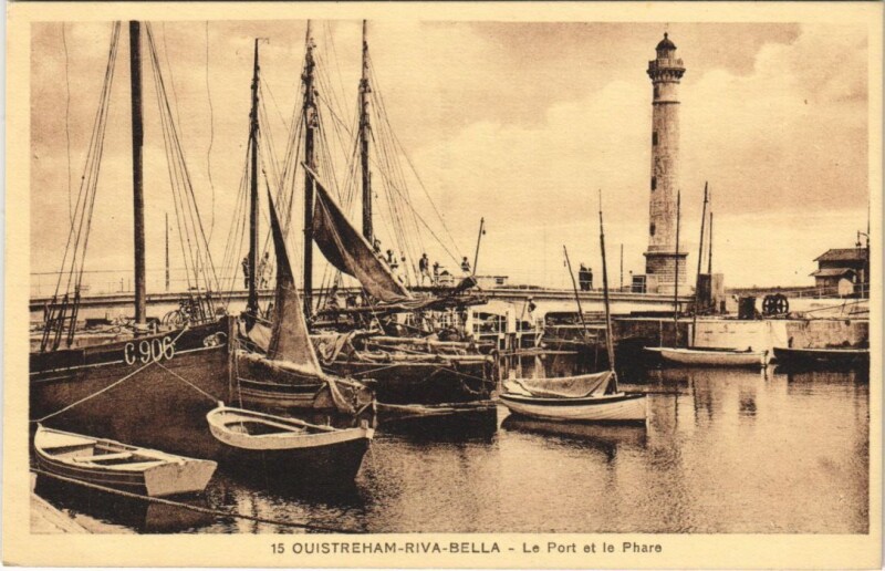 Carte postale ancienne Ouistreham Riva-Bella - Le Port et le Phare à Ouistreham