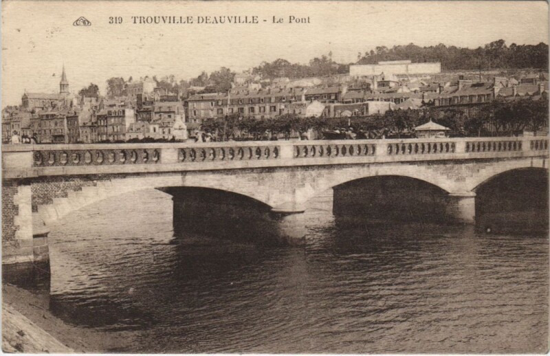 Carte postale ancienne Trouville Le Pont