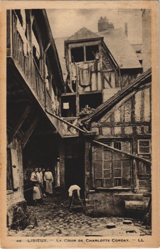 Carte postale ancienne Lisieux La Cour de Charlotte Corday à Lisieux