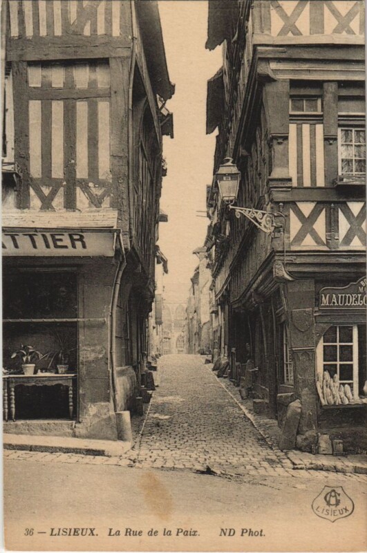 Carte postale ancienne Lisieux Rue de la Paix à Lisieux