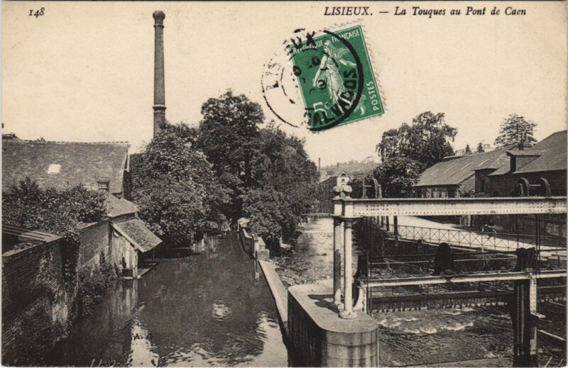 Carte postale ancienne Lisieux La Touques au Pont de Caen à Lisieux