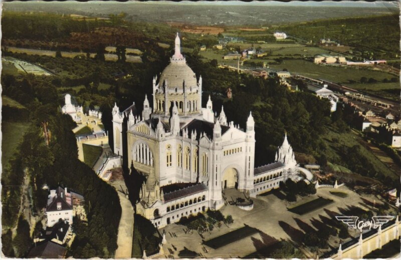 Carte postale ancienne Lisieux La Basilique à Lisieux