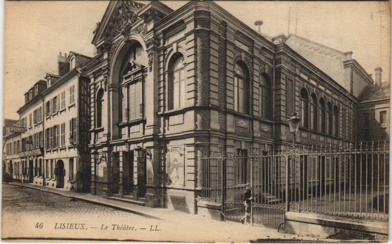 Carte postale ancienne Lisieux Le Theatre à Lisieux