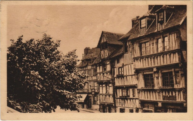 Carte postale ancienne Lisieux Vieilles maisons et la rue au Char à Lisieux