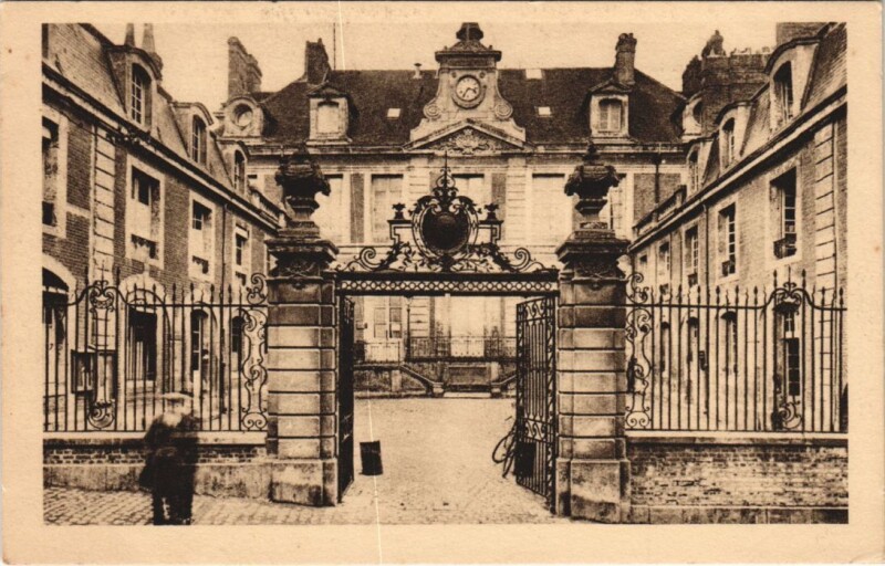 Carte postale ancienne Lisieux Hotel de Ville à Lisieux