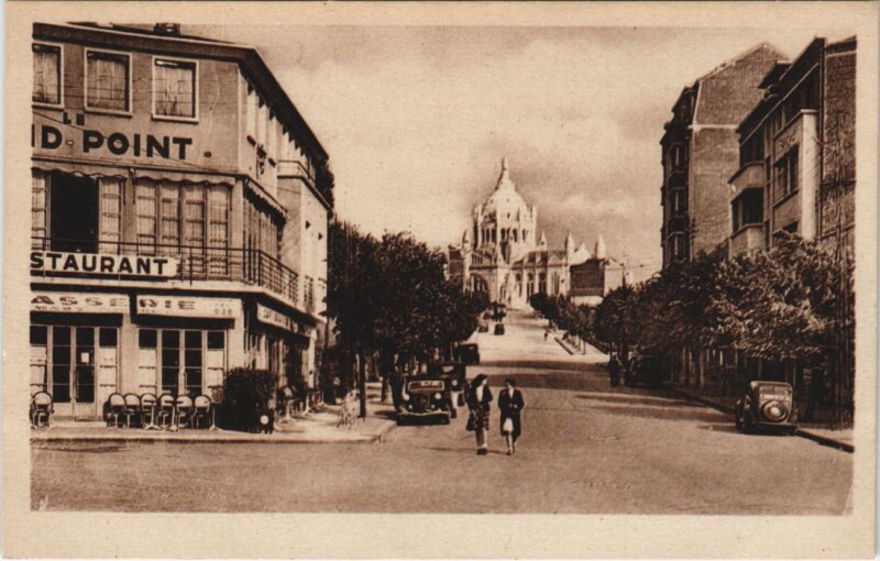 Carte postale ancienne Lisieux Avenue de la Basilique à Lisieux