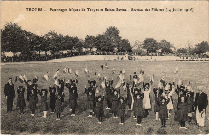 Carte postale ancienne Troyes Patronage Laique Section des Fillettes à Troyes