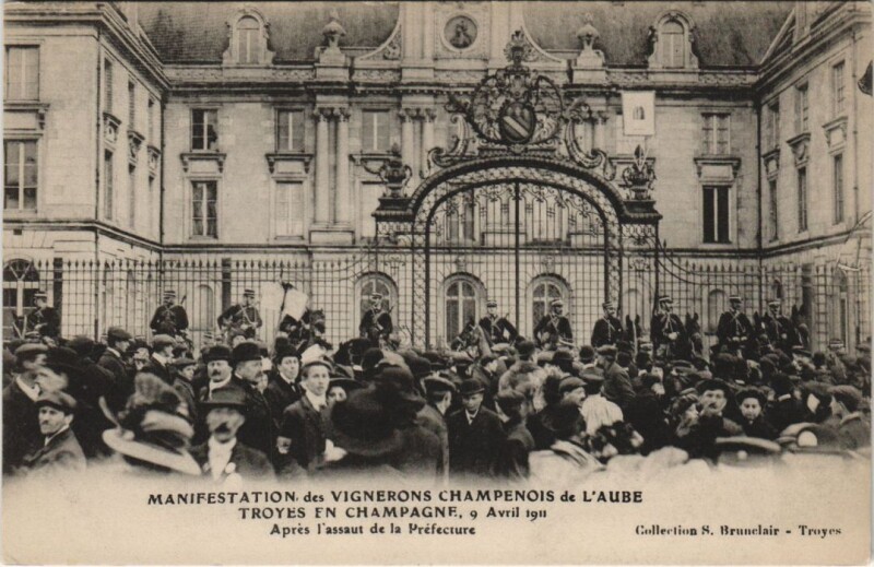 Carte postale ancienne Troyes Manif des Vignerons 1911 assault de la prefecture à Troyes